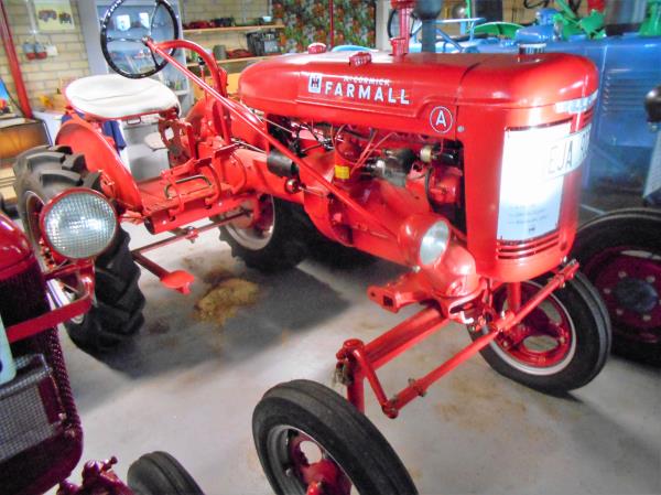 Veterantraktor - Farmall - A, 1951, 4 cyl, fotogen, 17 hk. Fint körbart utställningsskick. Tillverka...